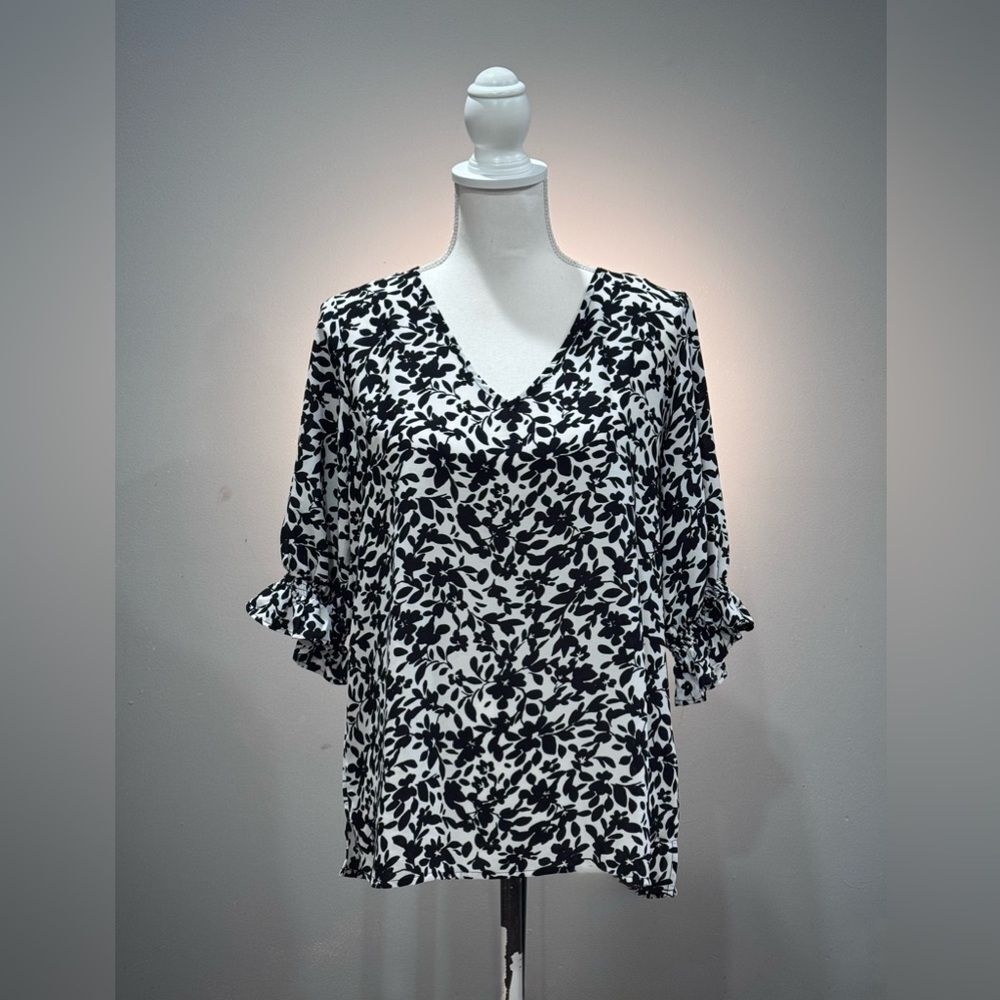 B/W Well Worn Floral Gathered Sleeve Blouse Size M